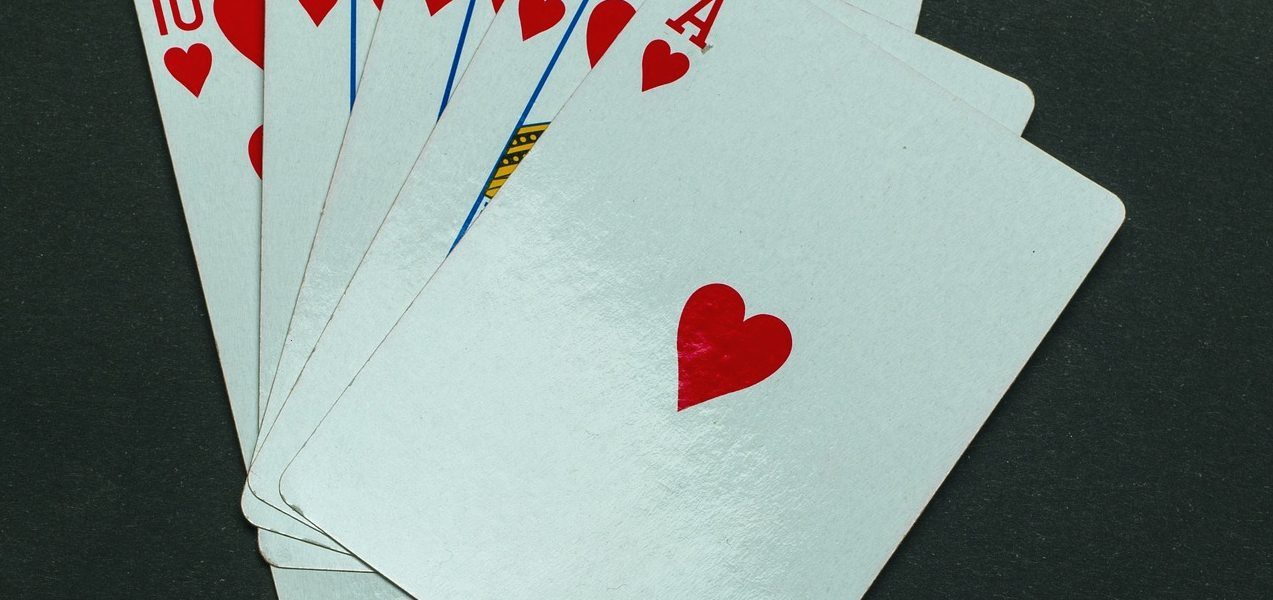 外围足球赔率视角：真人游戏策略迭代与合规监管深度解析